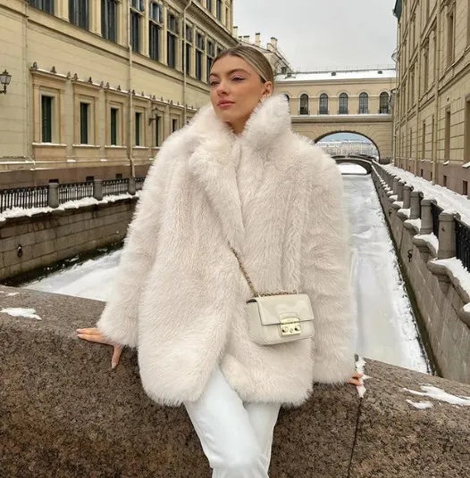 Florence – Luxuriöser Kunstfell Damen Wintermantel mit Volumenkragen