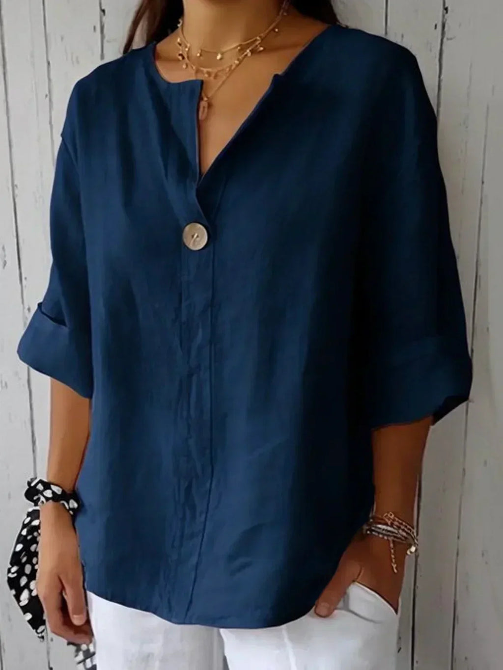 Lena – Damen Kurzarm Bluse mit V-Ausschnitt und Knopfleiste