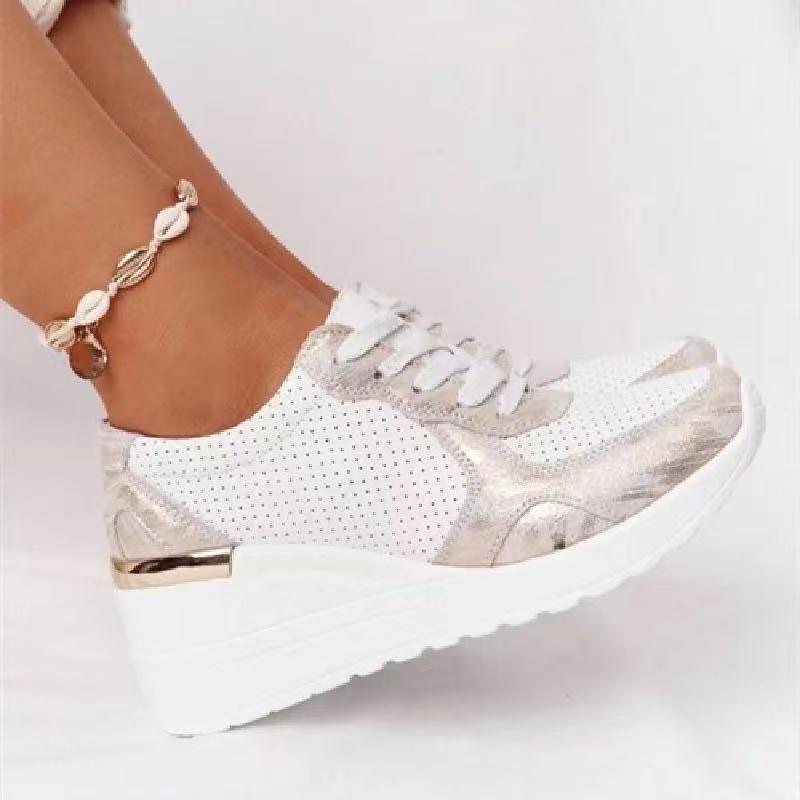 Clara – Keilabsatz Sneaker mit perforierten Einsätzen