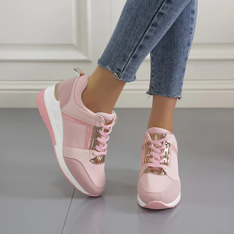 Clara – Keilabsatz Sneaker mit perforierten Einsätzen