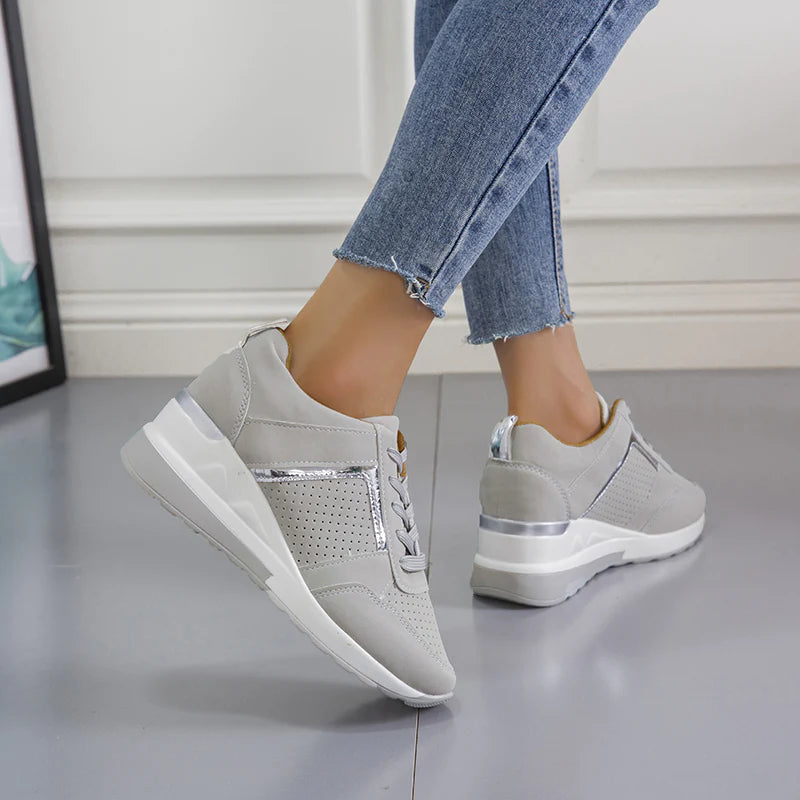 Clara – Keilabsatz Sneaker mit perforierten Einsätzen
