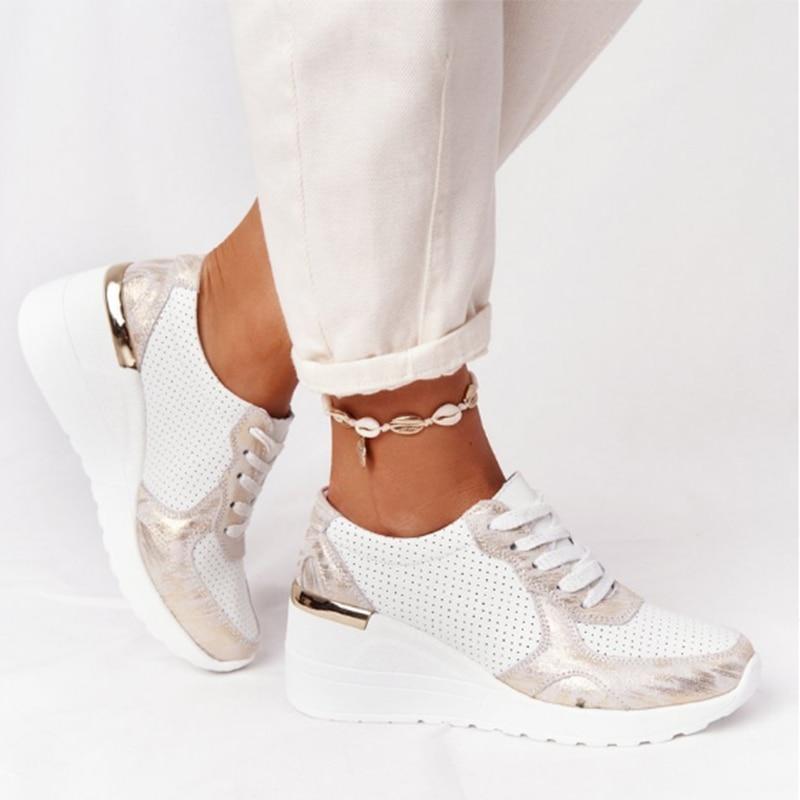 Clara – Keilabsatz Sneaker mit perforierten Einsätzen