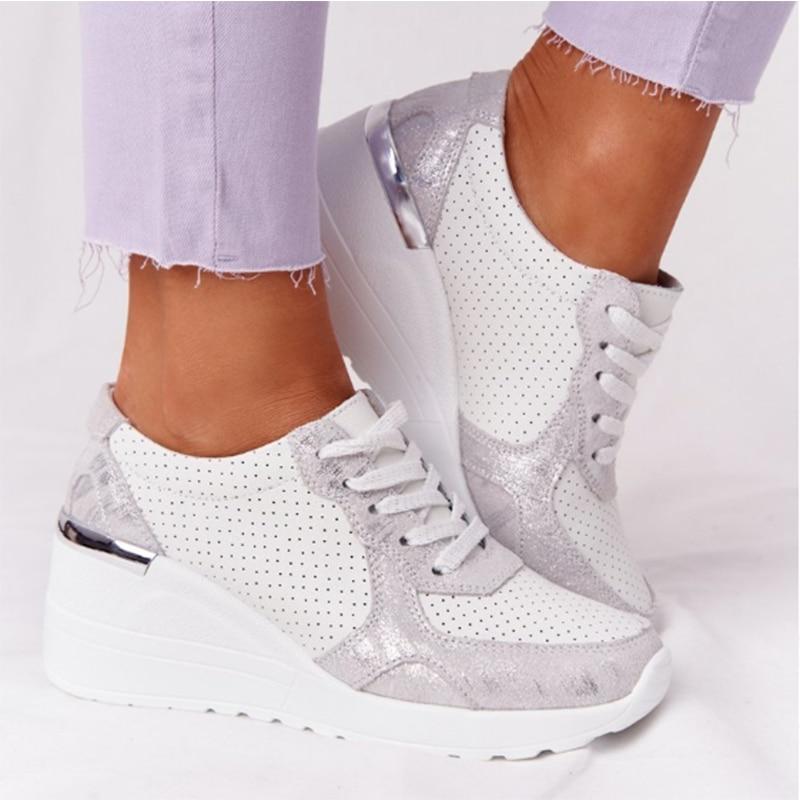 Clara – Keilabsatz Sneaker mit perforierten Einsätzen