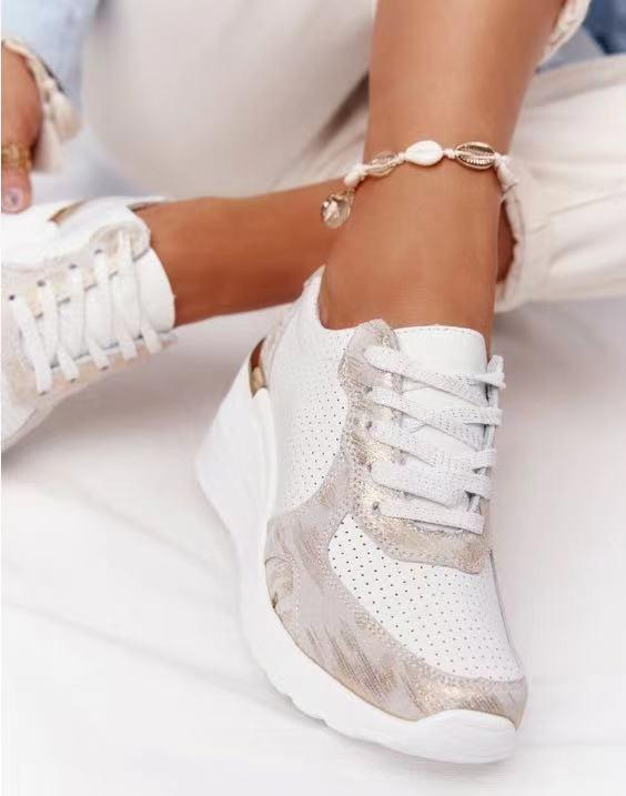 Clara – Keilabsatz Sneaker mit perforierten Einsätzen
