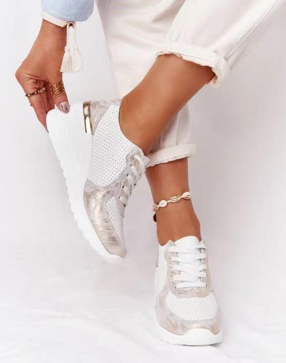 Clara – Keilabsatz Sneaker mit perforierten Einsätzen