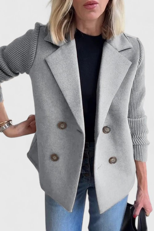 Marisela – Eleganter Damen Blazer mit Strickärmeln & Doppelreihe