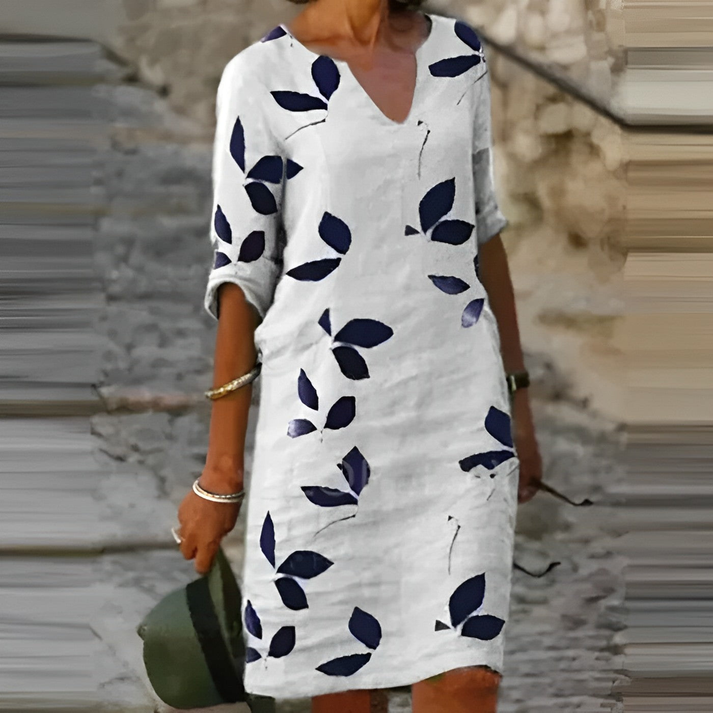 Mara – Lockeres Sommerkleid mit V-Ausschnitt und Blätterprint