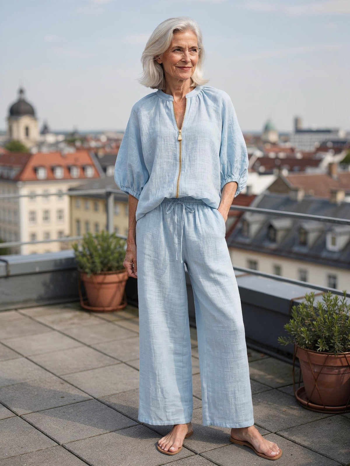 Damen Set mit Puffärmeln in Hellblau, Ganzkörperansicht auf Dachterrasse