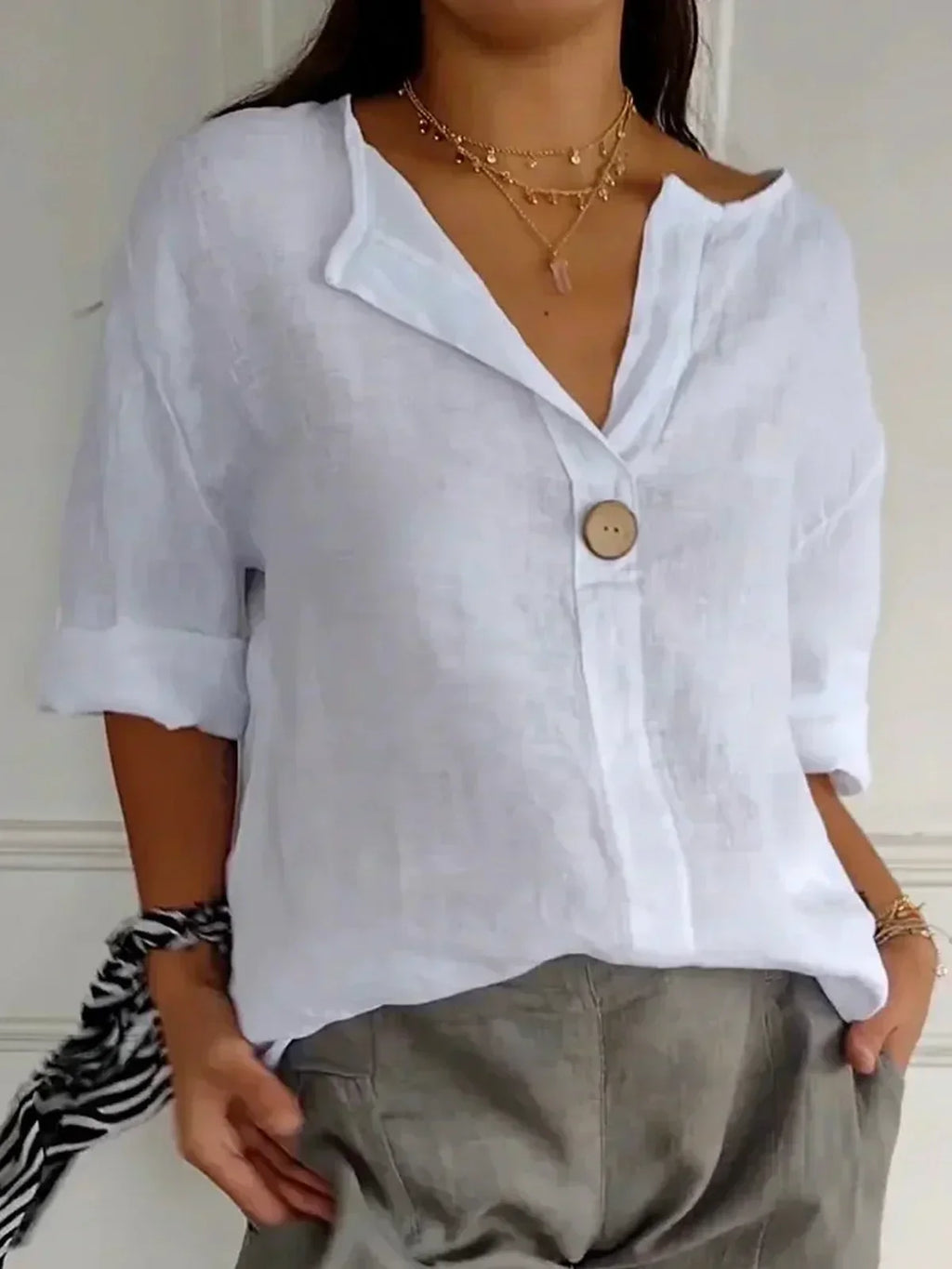 Lena – Damen Kurzarm Bluse mit V-Ausschnitt und Knopfleiste
