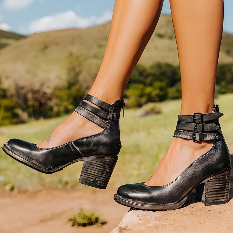Carla – Damen Pumps mit Blockabsatz und Riemchendetail