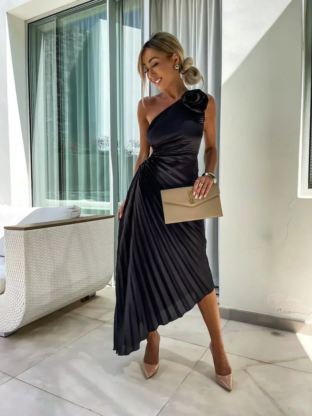 Sophia – One-Shoulder Damen Plisseekleid mit Blumendetail