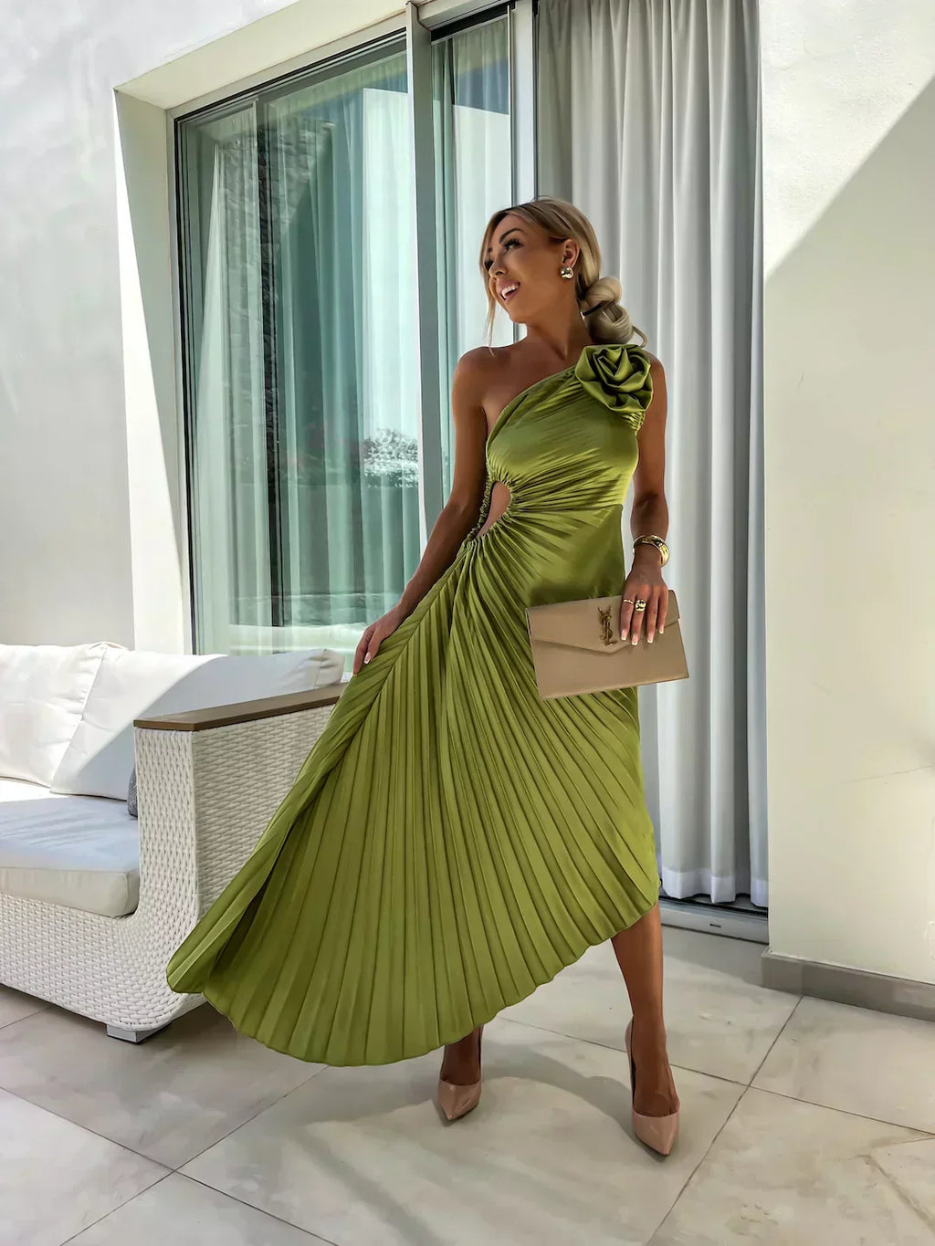Sophia – One-Shoulder Damen Plisseekleid mit Blumendetail