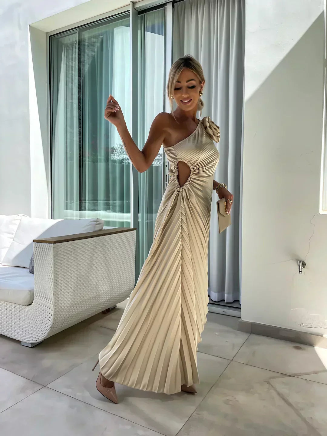 Sophia – One-Shoulder Damen Plisseekleid mit Blumendetail