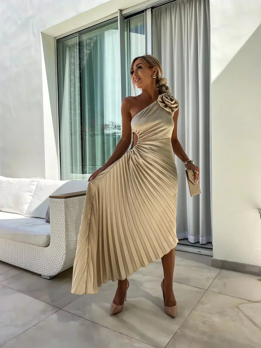 Sophia – One-Shoulder Damen Plisseekleid mit Blumendetail