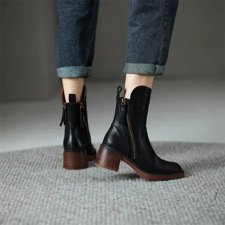 Ava – Elegante Damen Stiefelette mit Blockabsatz und Reißverschluss
