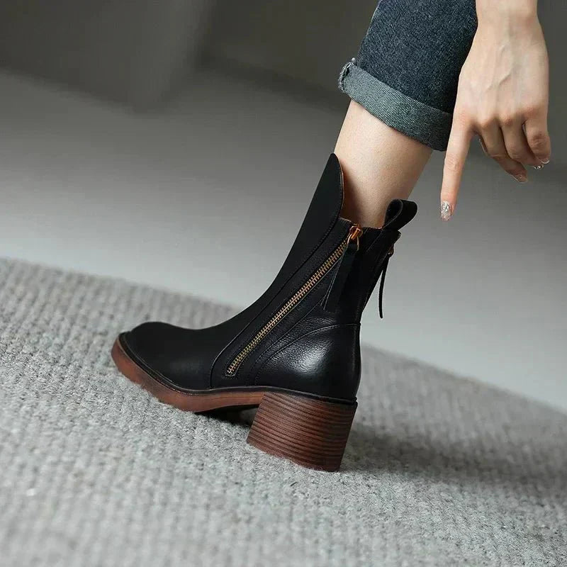 Ava – Elegante Damen Stiefelette mit Blockabsatz und Reißverschluss