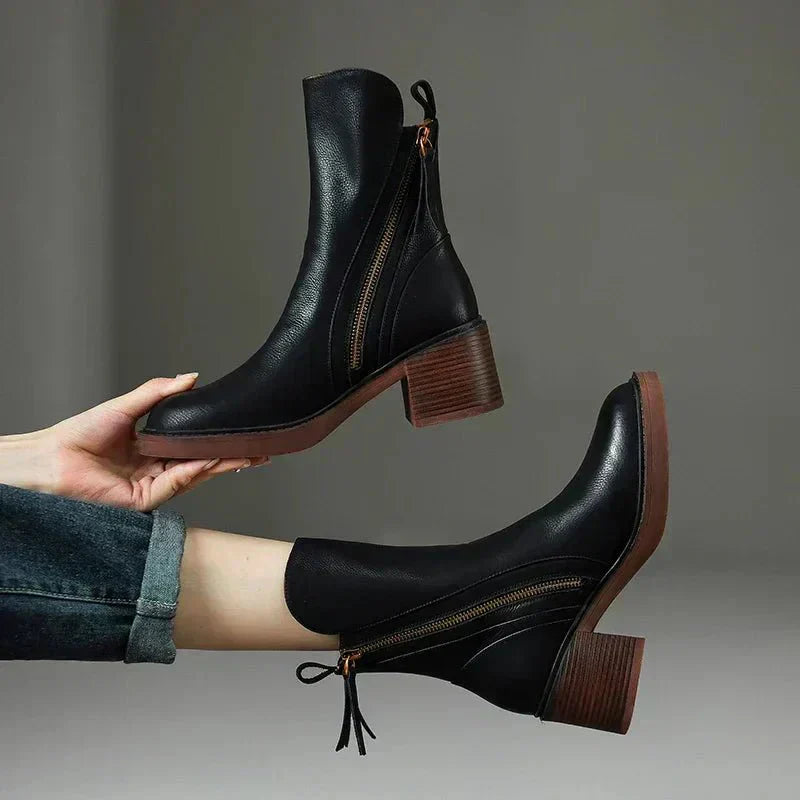 Ava – Elegante Damen Stiefelette mit Blockabsatz und Reißverschluss