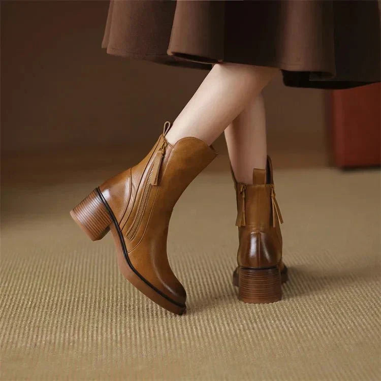 Ava – Elegante Damen Stiefelette mit Blockabsatz und Reißverschluss
