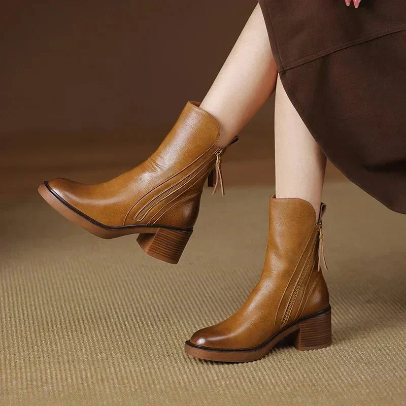 Ava – Elegante Damen Stiefelette mit Blockabsatz und Reißverschluss