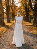 Herbstbrautkleid Zweiteilig, Spitzenoberteil und fließender Rock – Ansicht 1