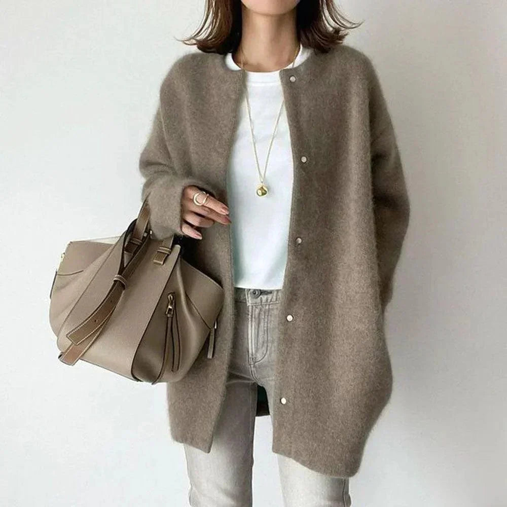 Clara – Damen-Strickjacke mit Minimalistischem Design