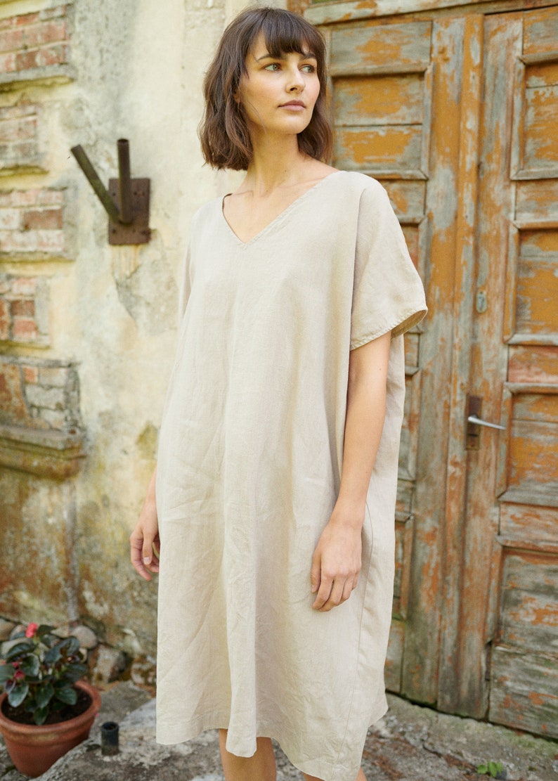 Beigefarbenes Leinenkleid mit V-Ausschnitt und weitem Schnitt
