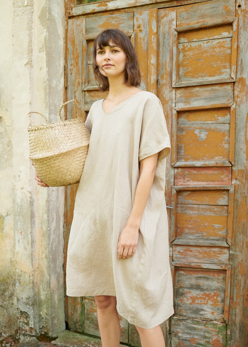 Beigefarbenes Leinenkleid mit V-Ausschnitt und weitem Schnitt