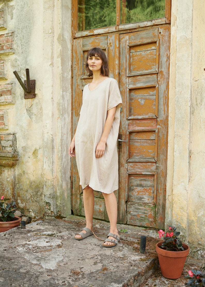 Beigefarbenes Leinenkleid mit V-Ausschnitt und weitem Schnitt