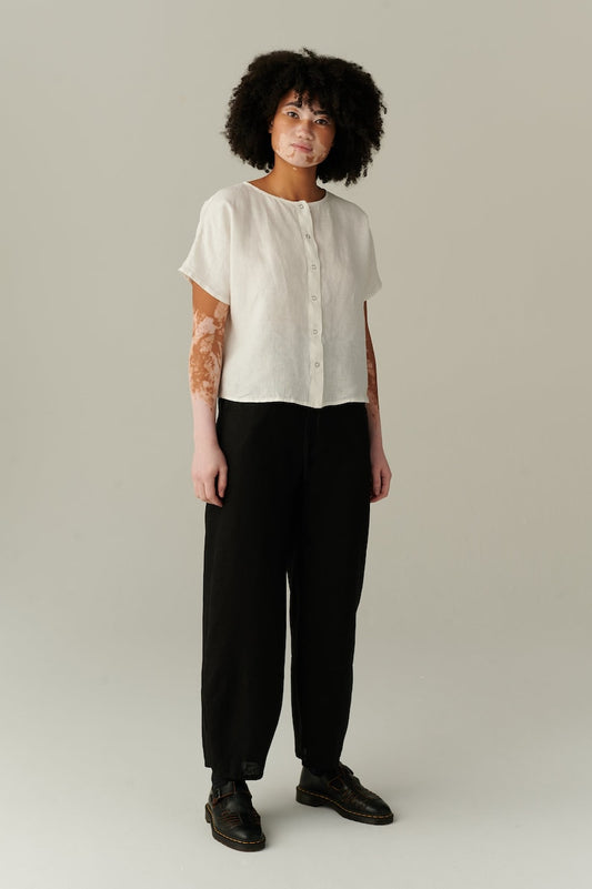 Kurzärmlige Leinenbluse in Naturweiß mit Knopfleiste