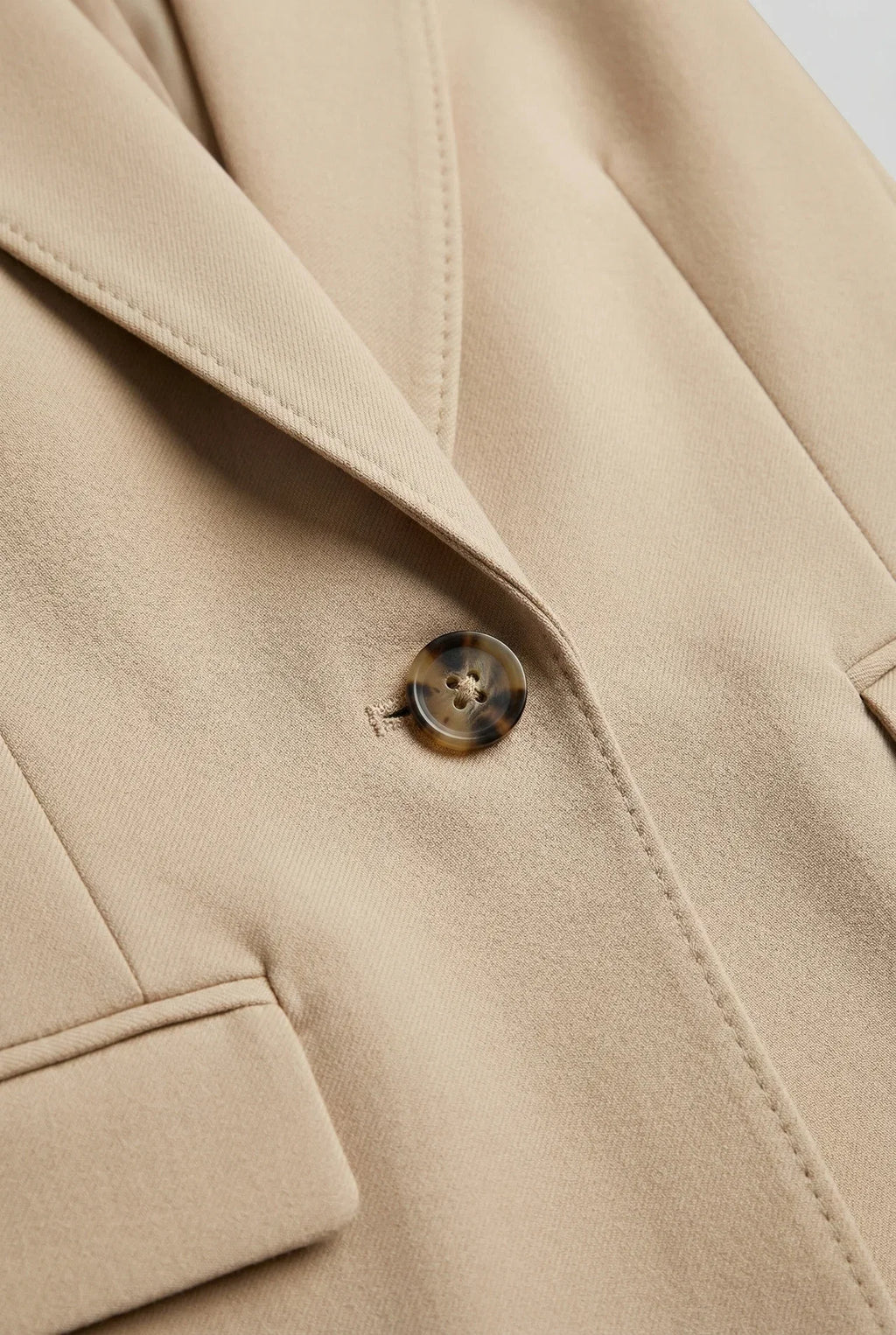 Klassischer Damenblazer mit figurbetonter Schnittführung und stilvollem Ein-Knopf-Verschluss - J&B - 4 - Annoboutique