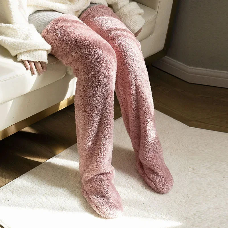 Clara – Flauschige Overknee-Haussocken für Damen