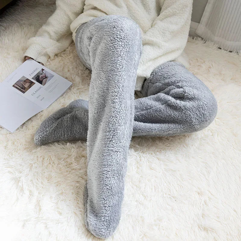 Clara – Flauschige Overknee-Haussocken für Damen