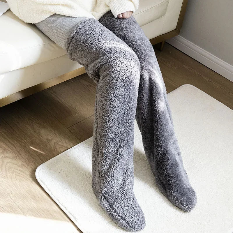 Clara – Flauschige Overknee-Haussocken für Damen
