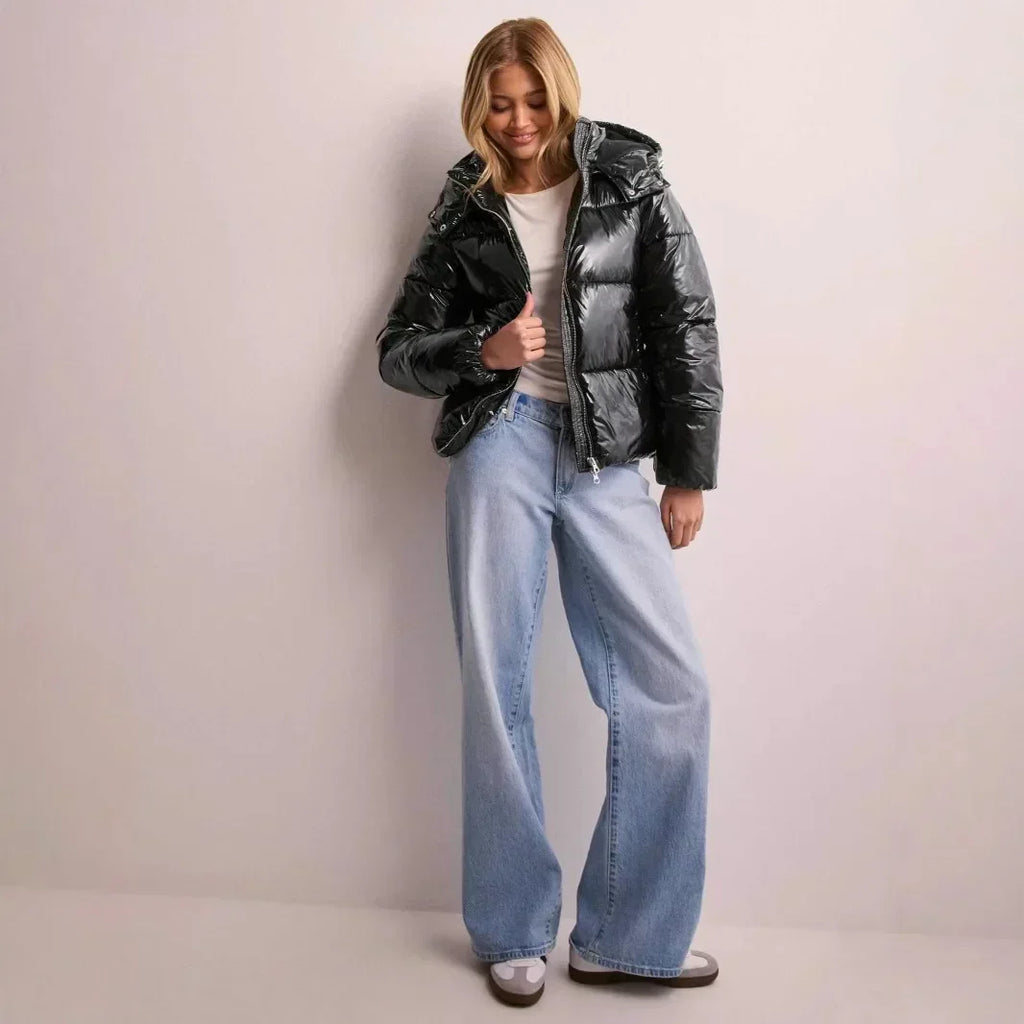 Lena – Glänzende Kurz-Pufferjacke mit Kapuze für Damen