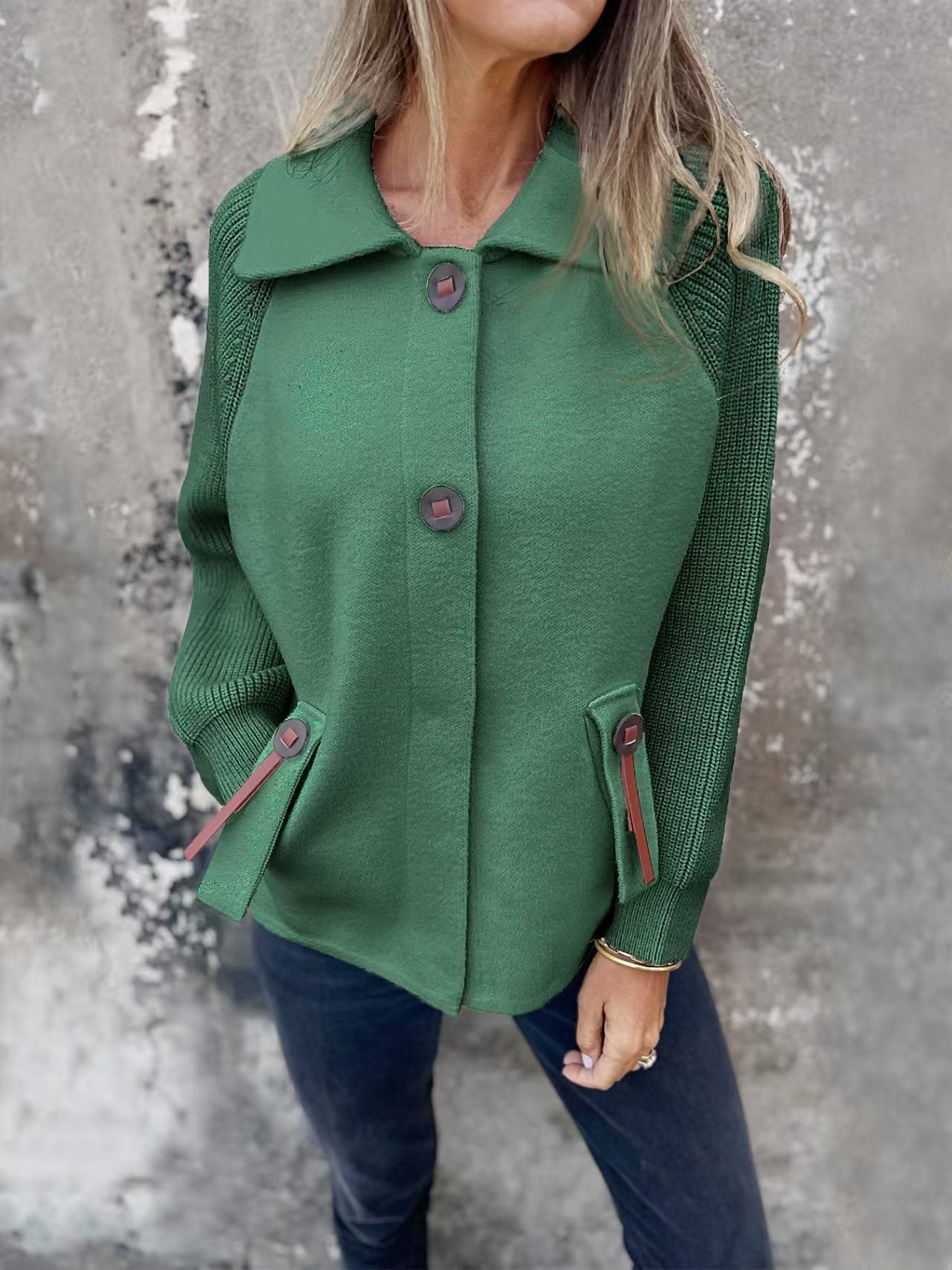 Maribel – Damen Strickjacke mit großen Knöpfen und Kontrastärmeln