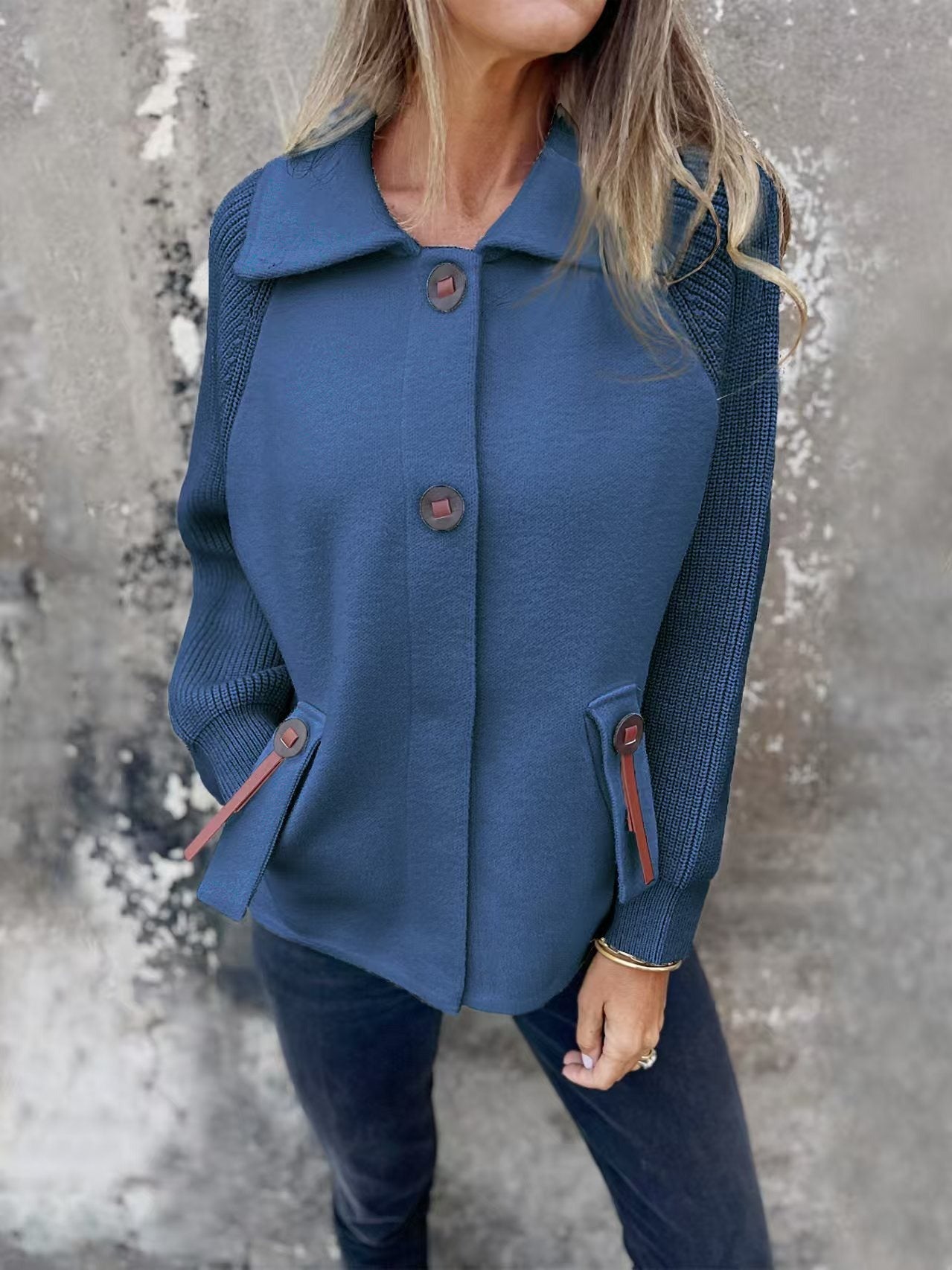 Maribel – Damen Strickjacke mit großen Knöpfen und Kontrastärmeln