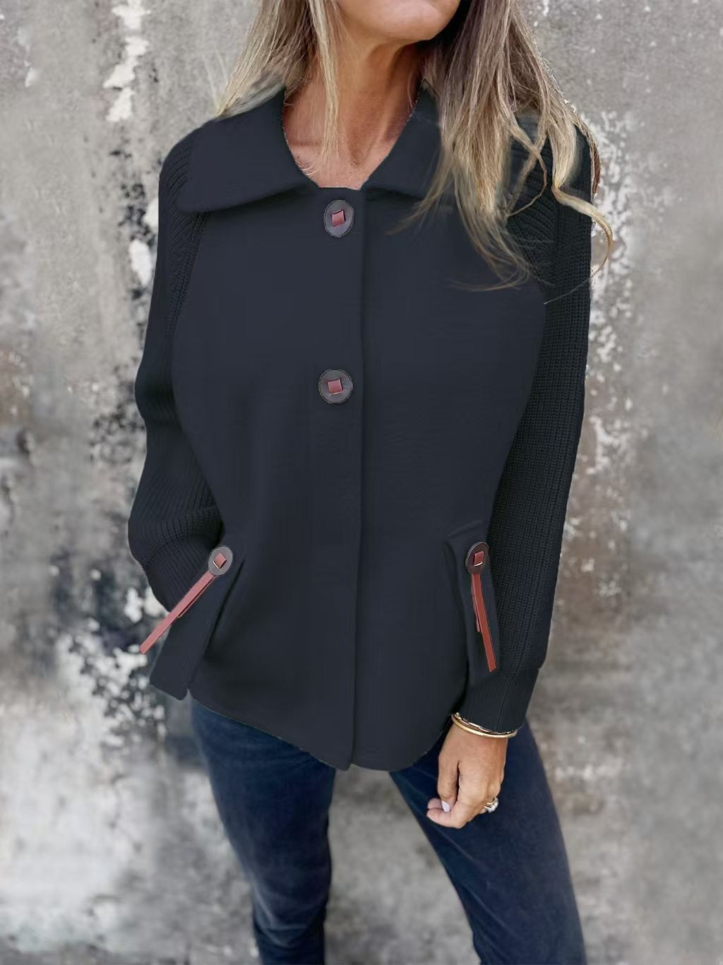 Maribel – Damen Strickjacke mit großen Knöpfen und Kontrastärmeln