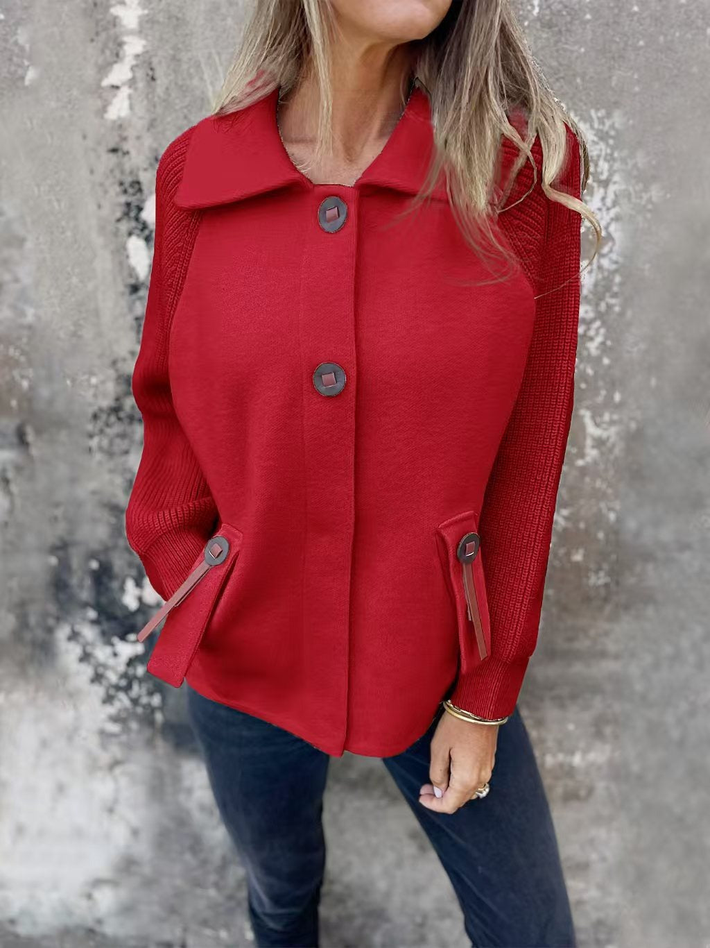 Maribel – Damen Strickjacke mit großen Knöpfen und Kontrastärmeln