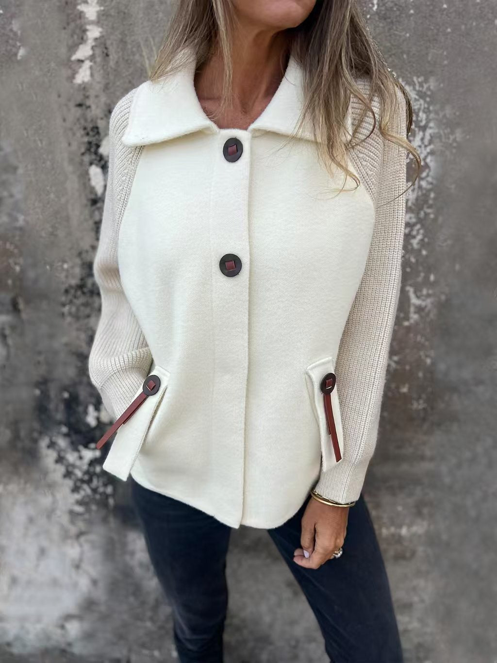 Maribel – Damen Strickjacke mit großen Knöpfen und Kontrastärmeln