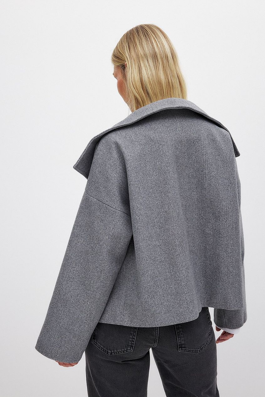 Inés – Damen Kurzjacke Mit Breitem Revers