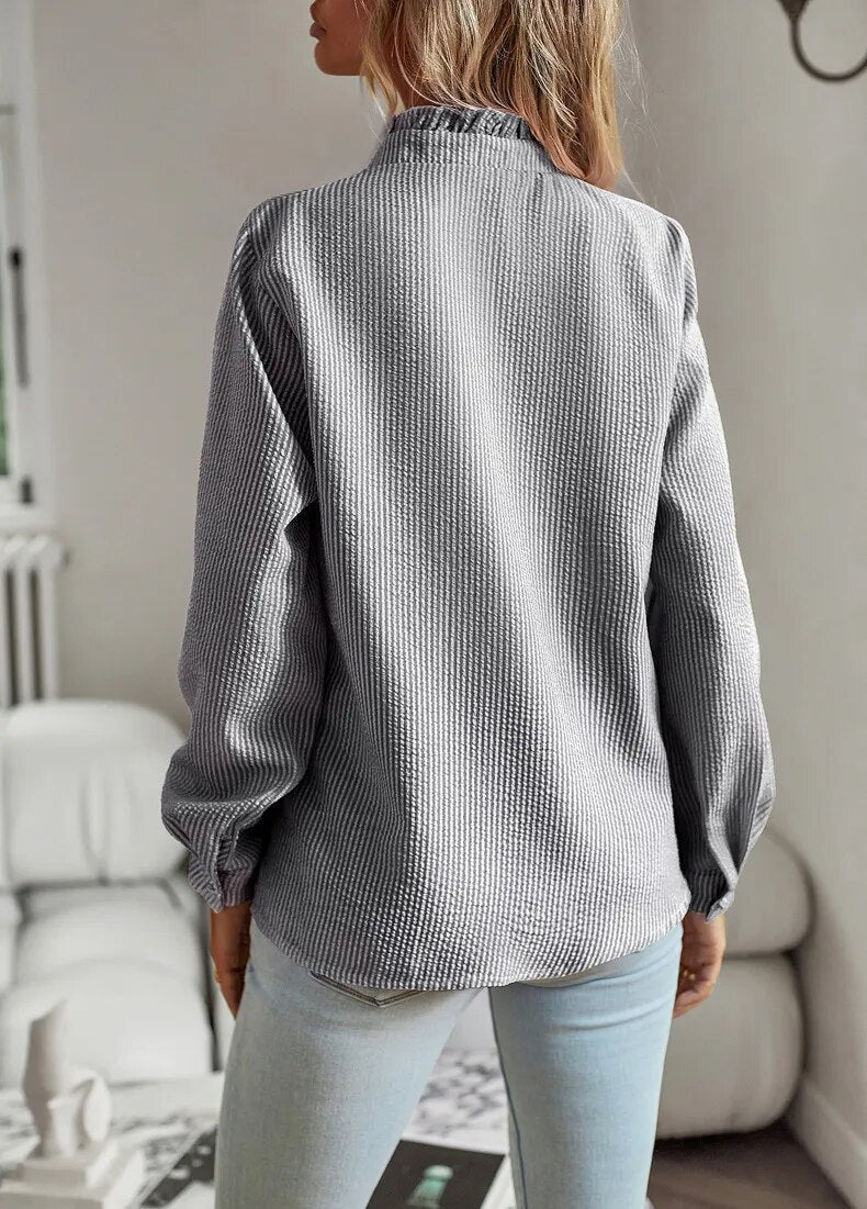 Julia – Damen Bluse mit Rüschenleiste und Knopfleiste