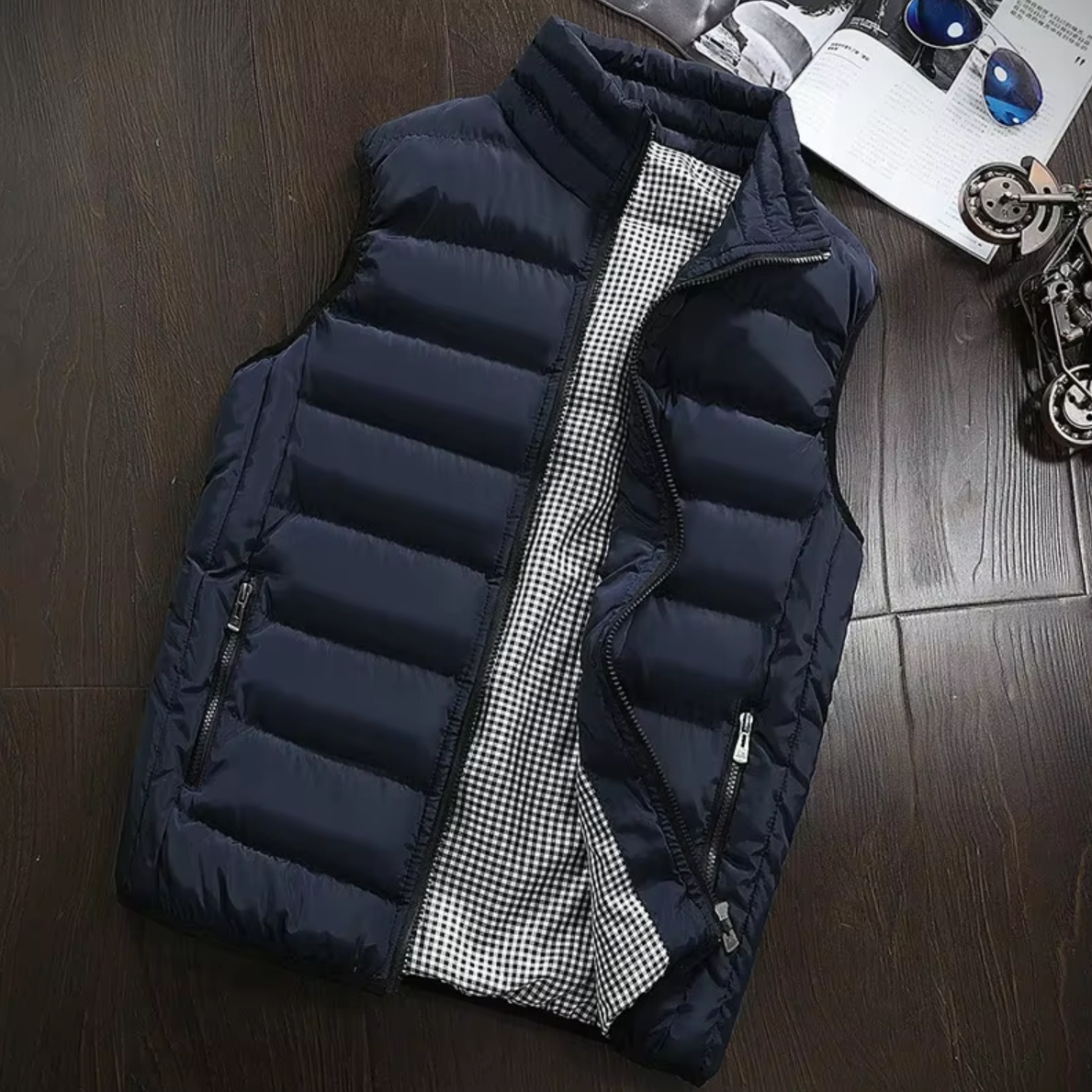 Wattierte Herrenweste mit Stehkragen und Reißverschluss - J&B - 1 - Annoboutique