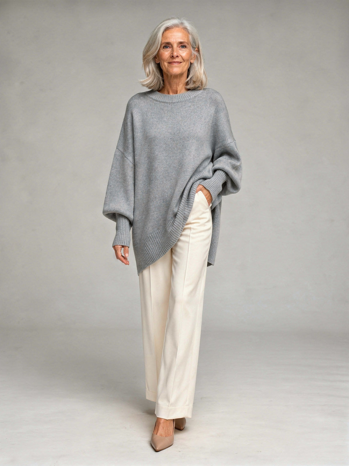 Oversize-Pullover Damen in Hellgrau, Ganzkörperansicht von vorne auf Model
