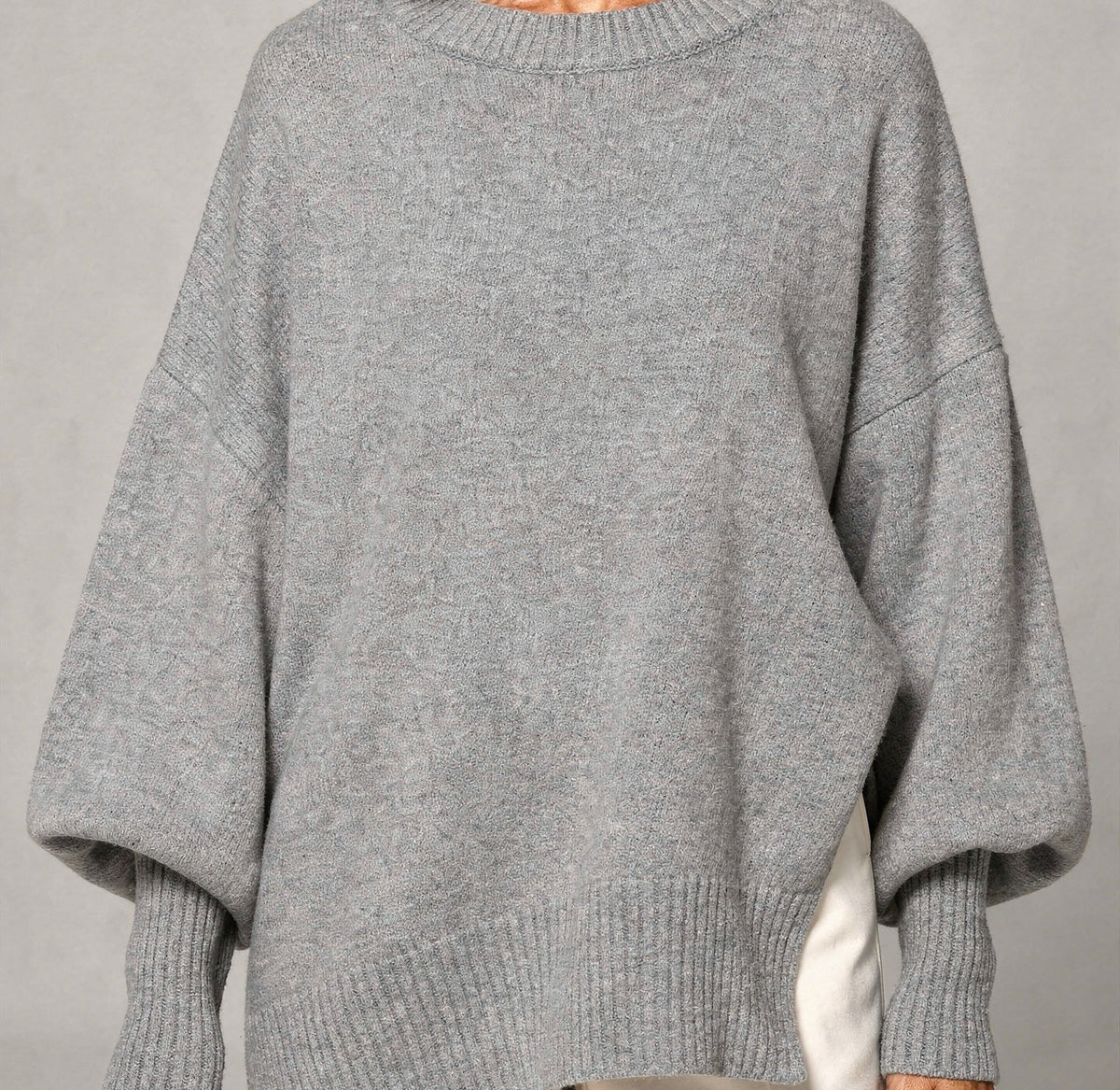 Oversize-Pullover Damen in Hellgrau, Nahaufnahme von Strickstruktur, Rundhals und Rippbündchen