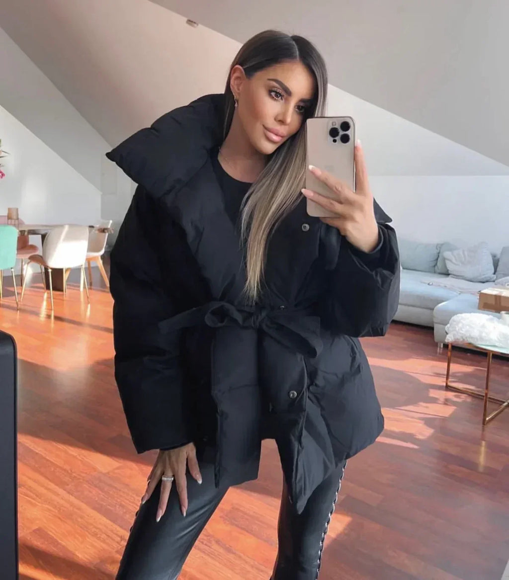 Isla – Voluminöse Damen Winterjacke mit Bindegürtel und Stehkragen