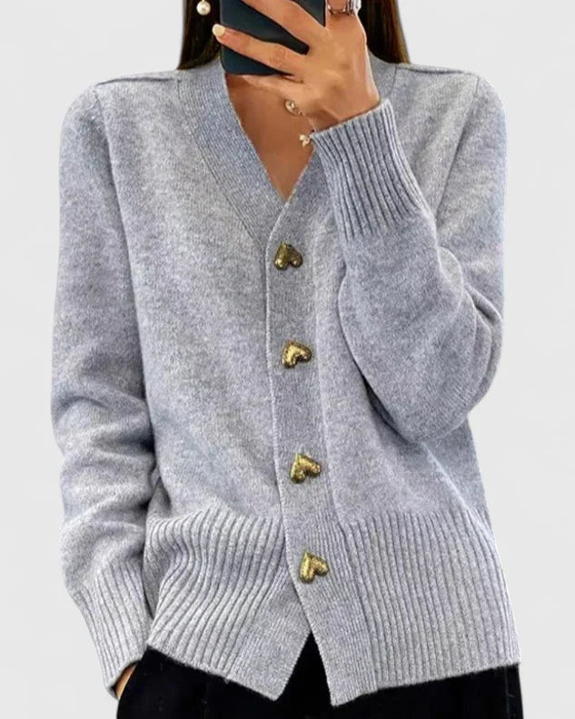 Damen Cardigan mit stilvollen herzförmigen Knöpfen und V-Ausschnitt - J&B - 2 - Annoboutique