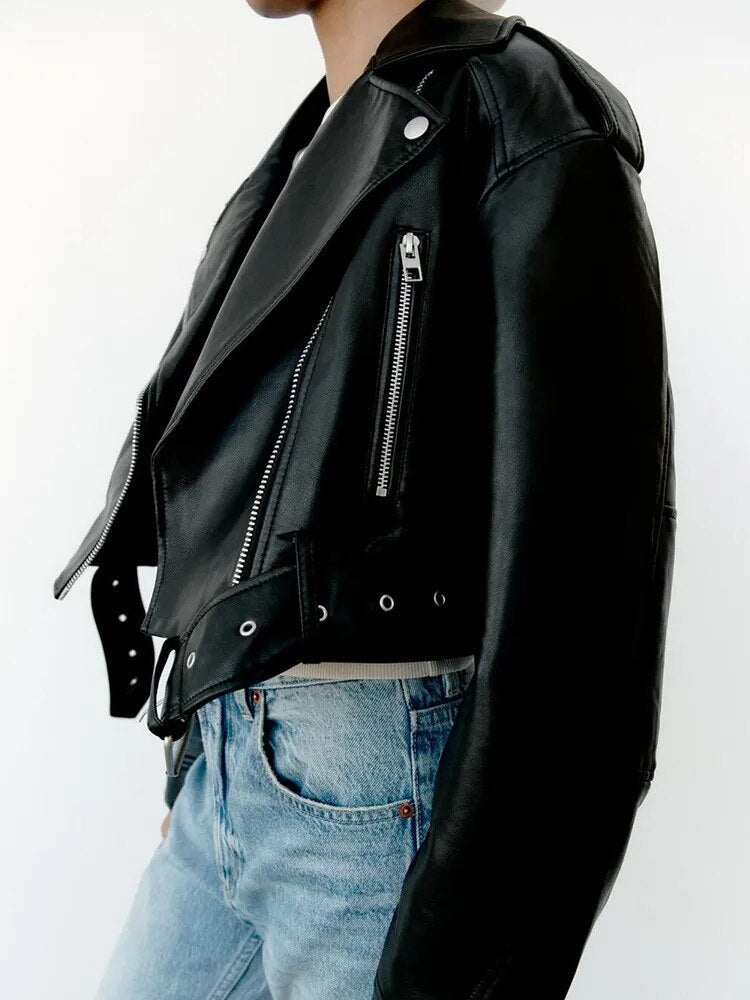 Stylische Damen Bikerjacke mit kurzem Schnitt und tailliertem Gürtel - J&B - 1 - Annoboutique